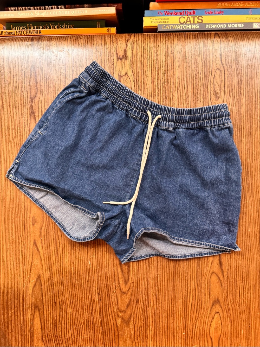 Simons elastic waist denim jean shorts 2.5” inseam M